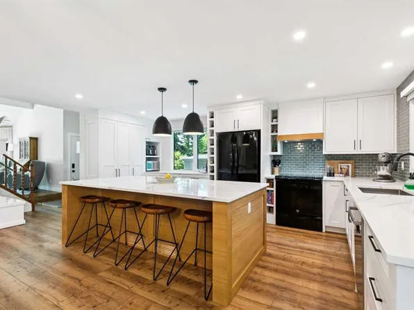 272 SE Woodfield Rd SW, Calgary, AB T2W 3V9