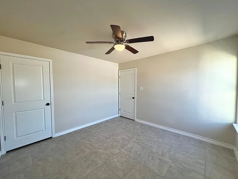 2904 E Lyon St — Photo 24
