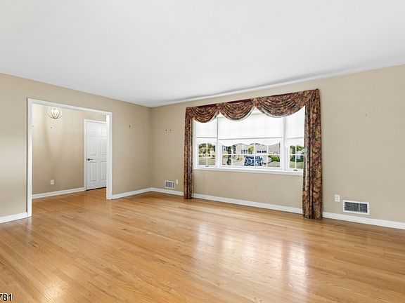 5th image of 317 Old Tote Rd