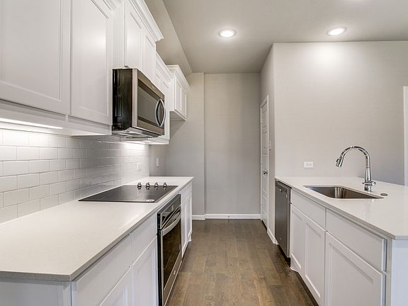 3rd image of 313 Ember Cir