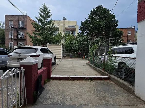 30-79 46th St #1R, Astoria, NY 11103