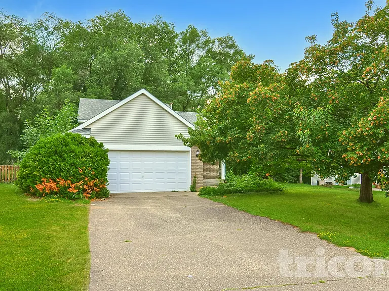 357 Parkview Ln S — Photo 1