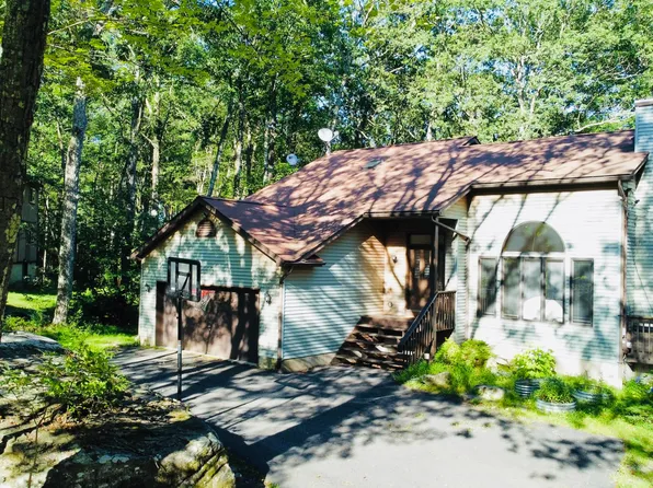 115 Willow Dr, Hawley, PA 18428