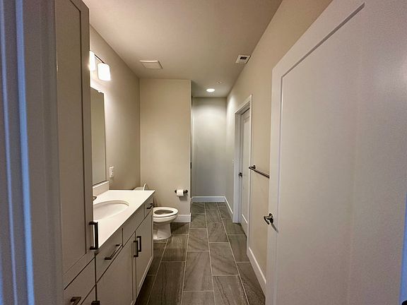 5th image of 2000 Clarendon Blvd Unit 905