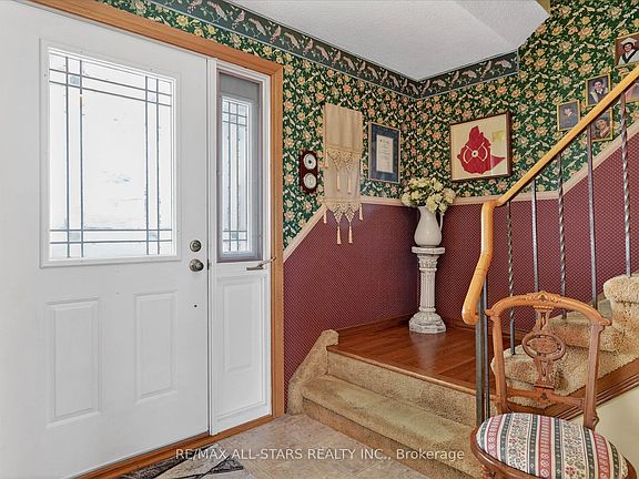 4th image of 26 Applewood Cres