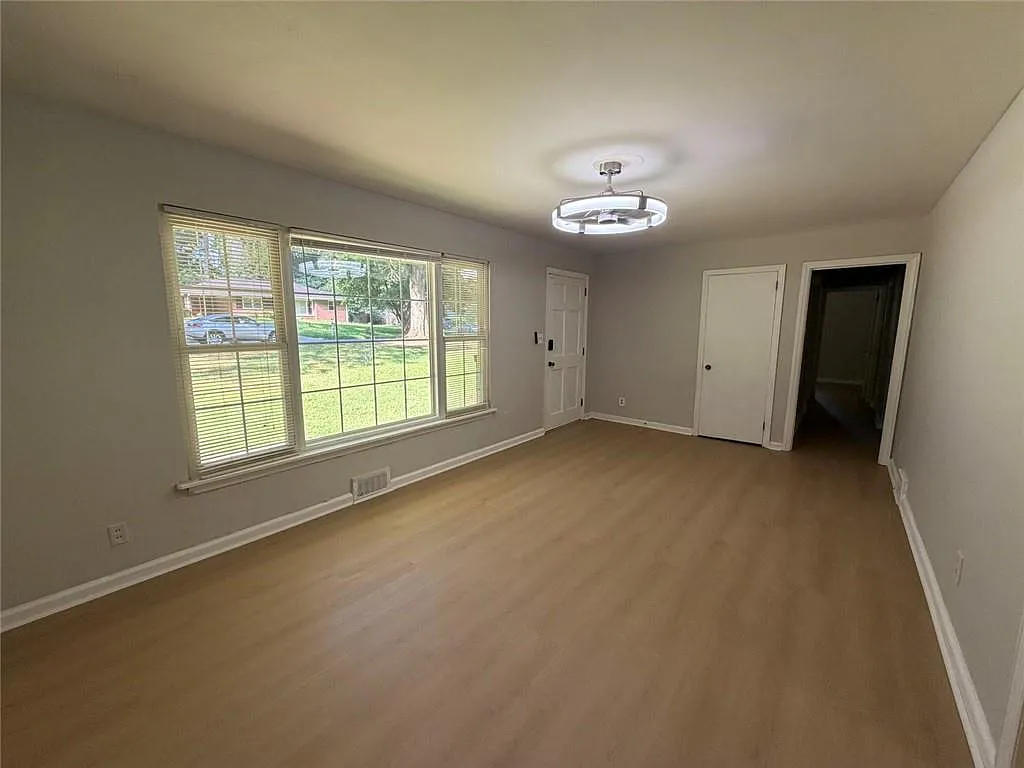3 bed, 1.0 bath, 1200 sqft, $2,300 — Photo 2