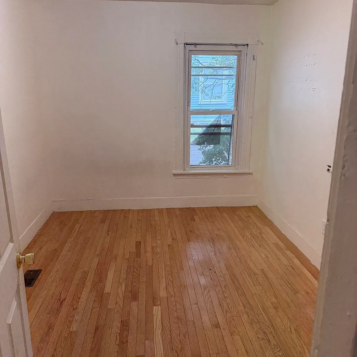 3 bed, 1.0 bath, 1180 sqft, $2,200 — Photo 4
