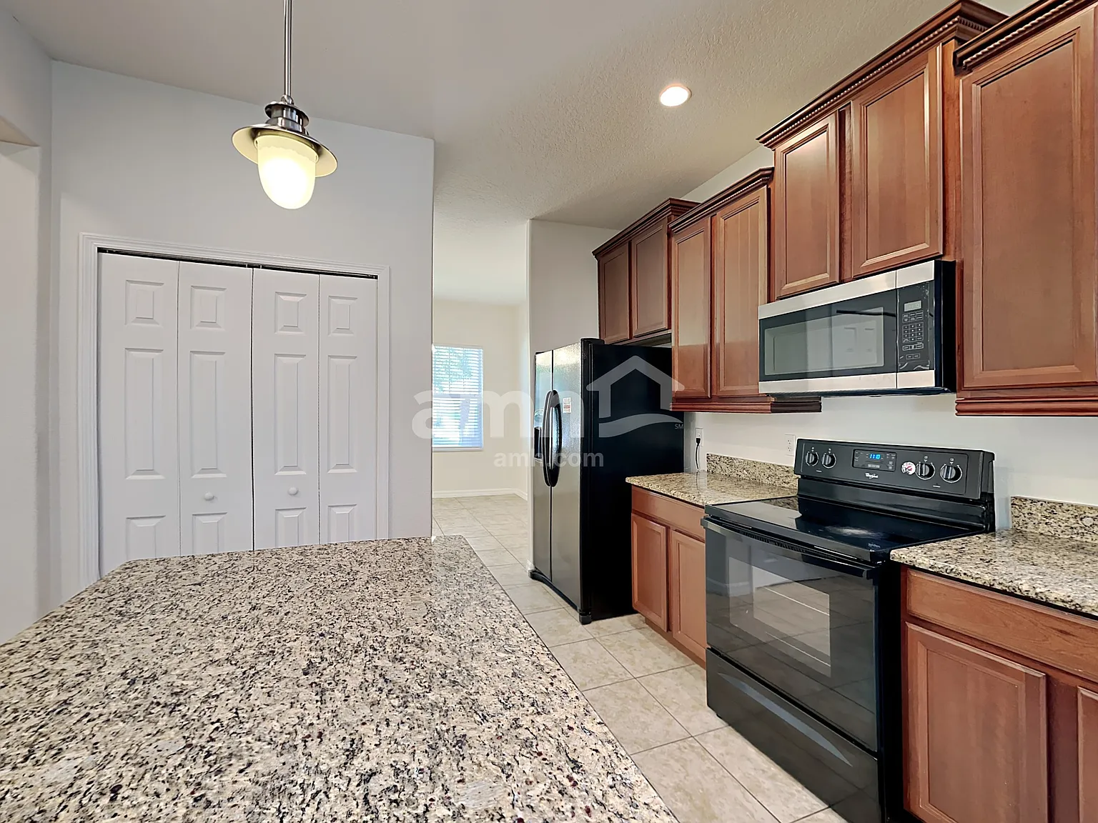 5 bed, 3.5 bath, 2600 sqft, $2,795 — Photo 4