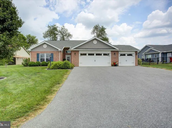 1343 Treeline Dr, Chambersburg, PA 17202