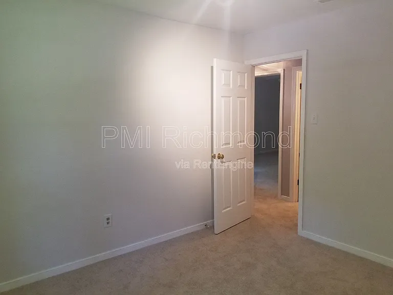 2504 Carriage Creek Ct — Photo 9