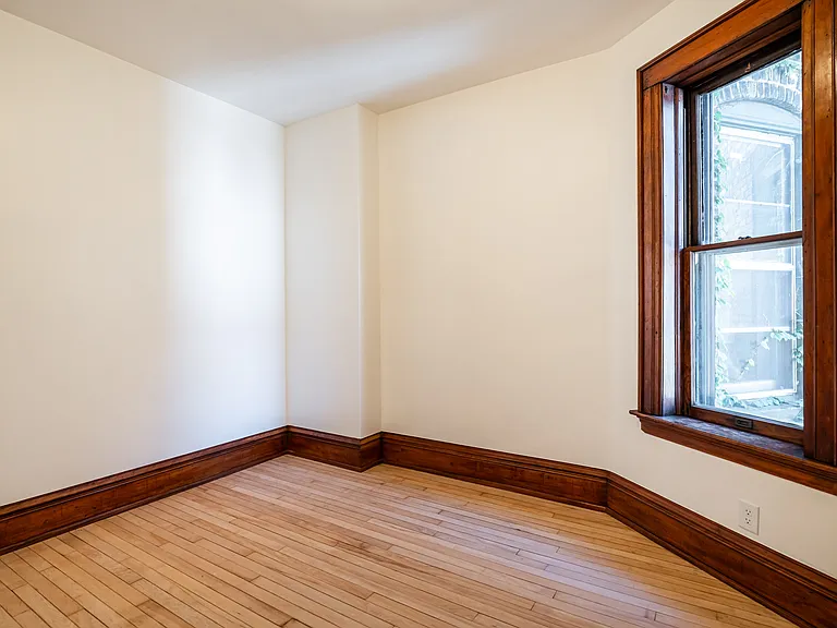 third bedroom (no closet)