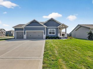 1517 SW Arbor Creek Dr, Lees Summit, MO 64082