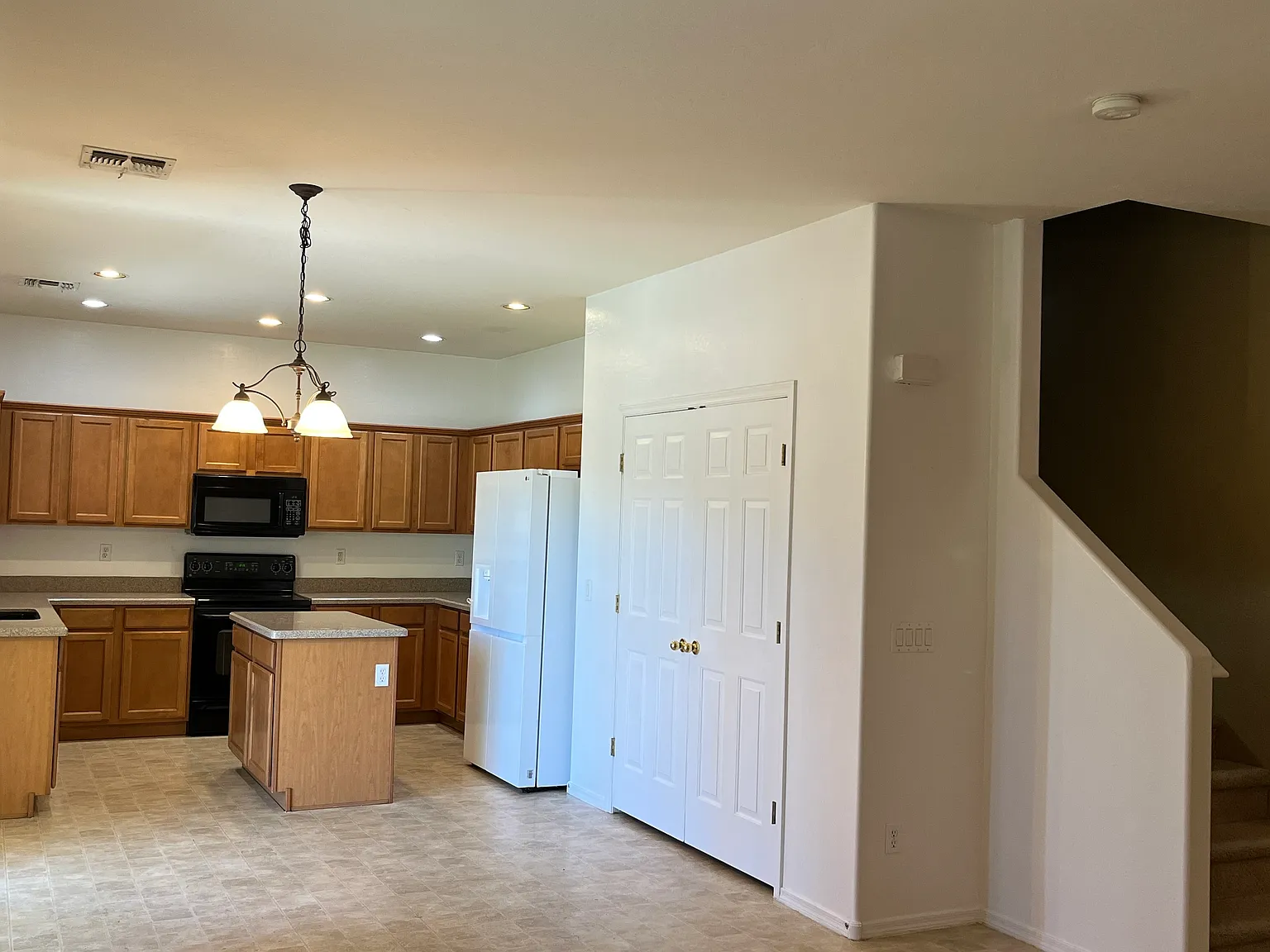 5 bed, 2.5 bath, 2499 sqft, $2,575 — Photo 4