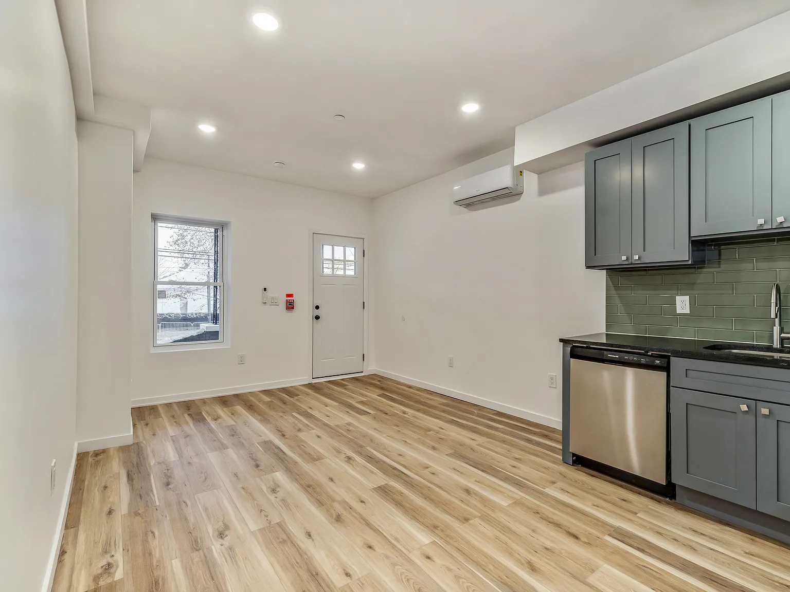 2 bed, 800 sqft, $1,700 — Photo 2