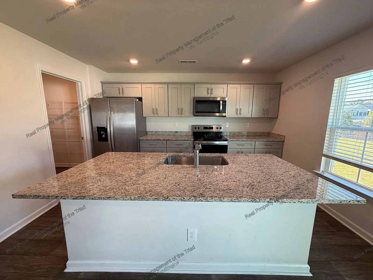 3 bed, 2.5 bath, 2340 sqft, $1,995 — Photo 4