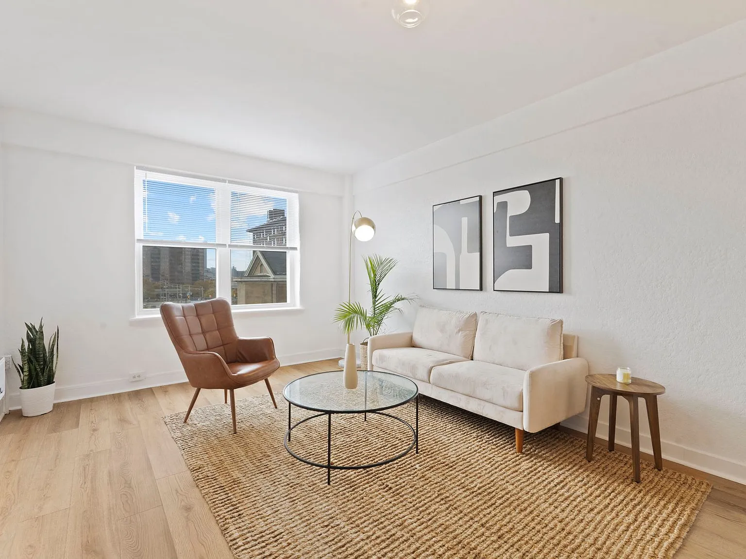 St. Regis Apartments — Photo 3