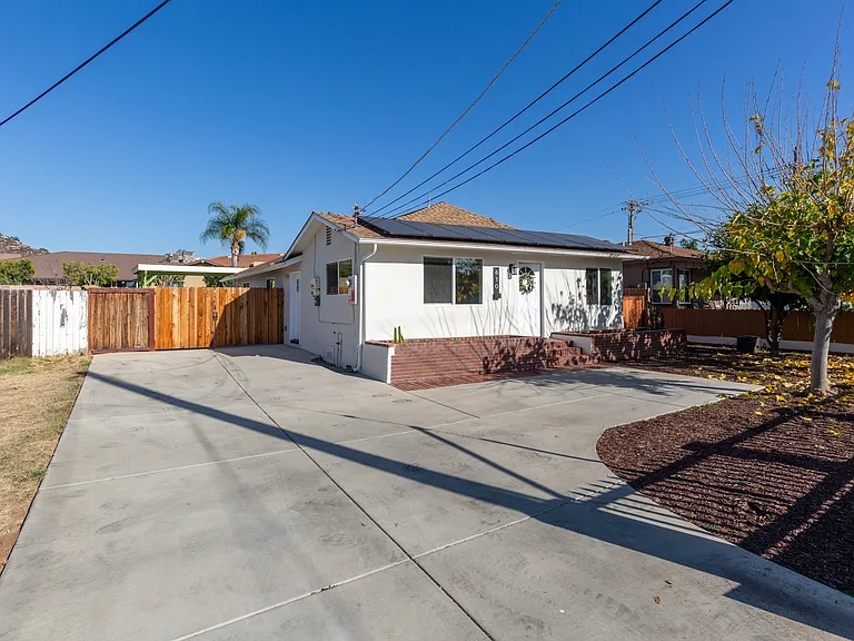 610 N Citrus Ave — Photo 2