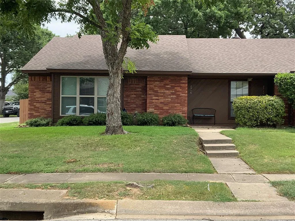 2 bed, 1.0 bath, 1038 sqft, $1,800 — Photo 2