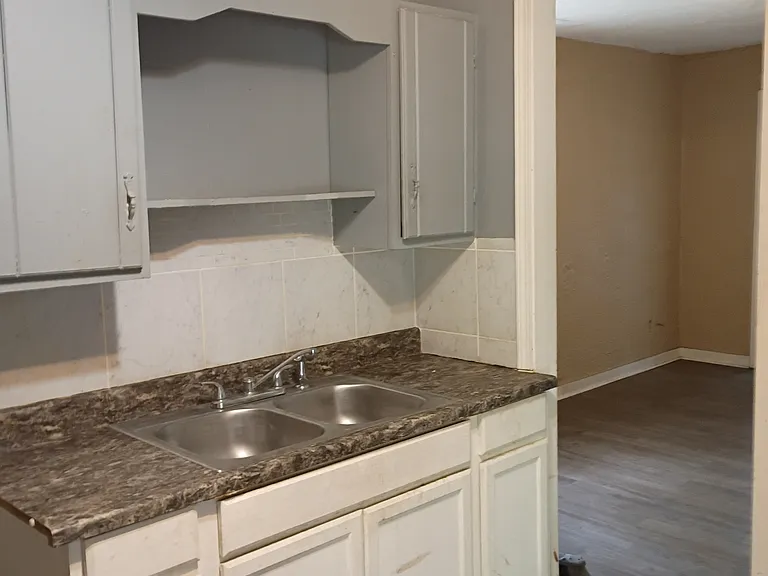 2815 W Hayes St — Photo 3