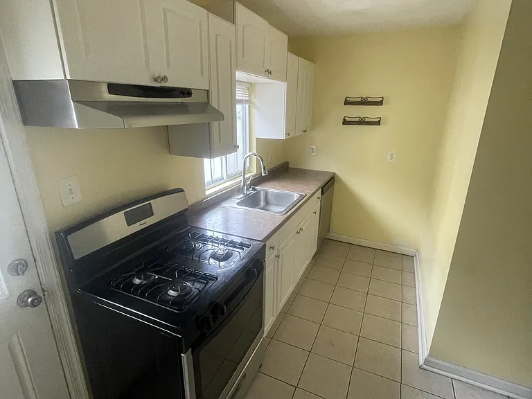 815 Livingston St — Photo 4