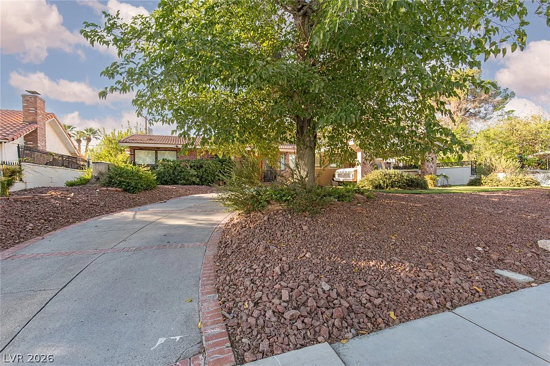 3 bed, 1934 sqft, $3,225 — Photo 3