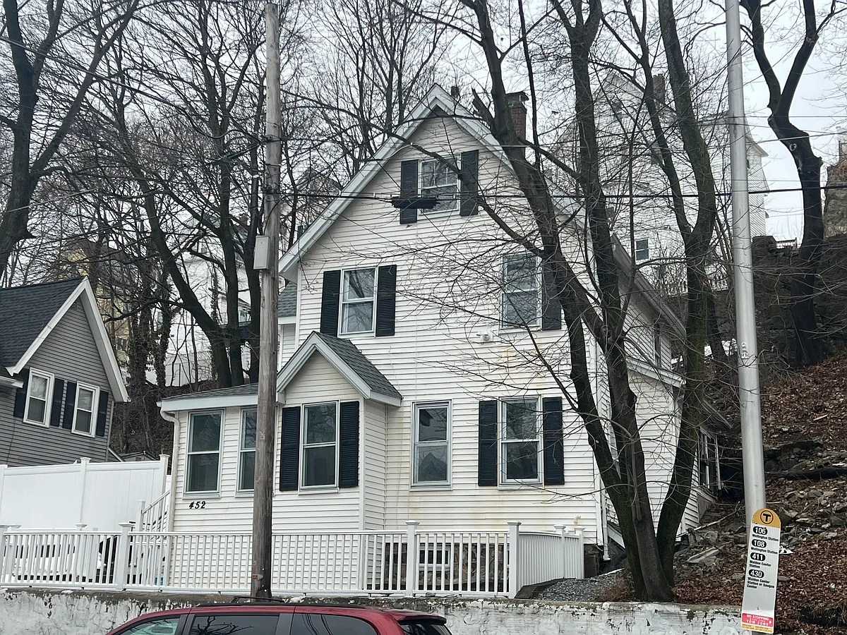 Building Photo - 452 Salem St