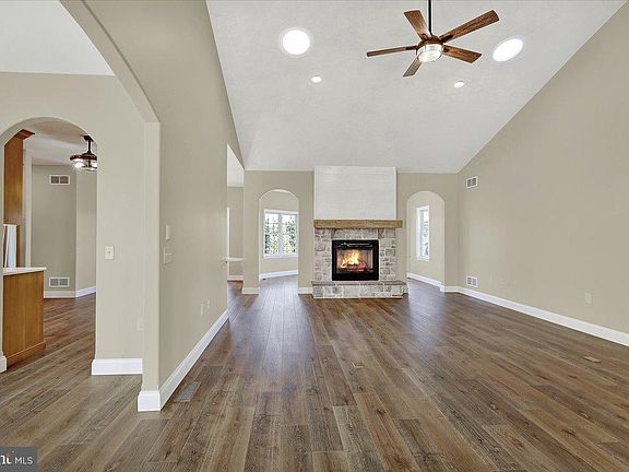 3rd image of 4 Rolling Meadow Rd