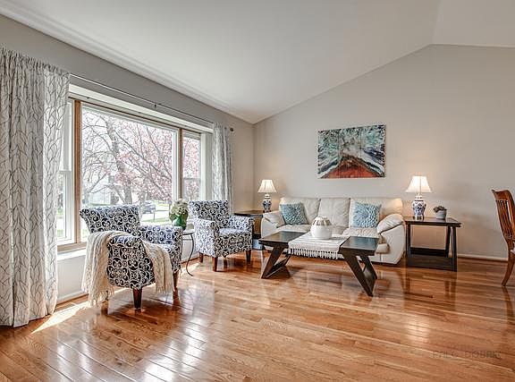 4th image of 318 Chateau Dr