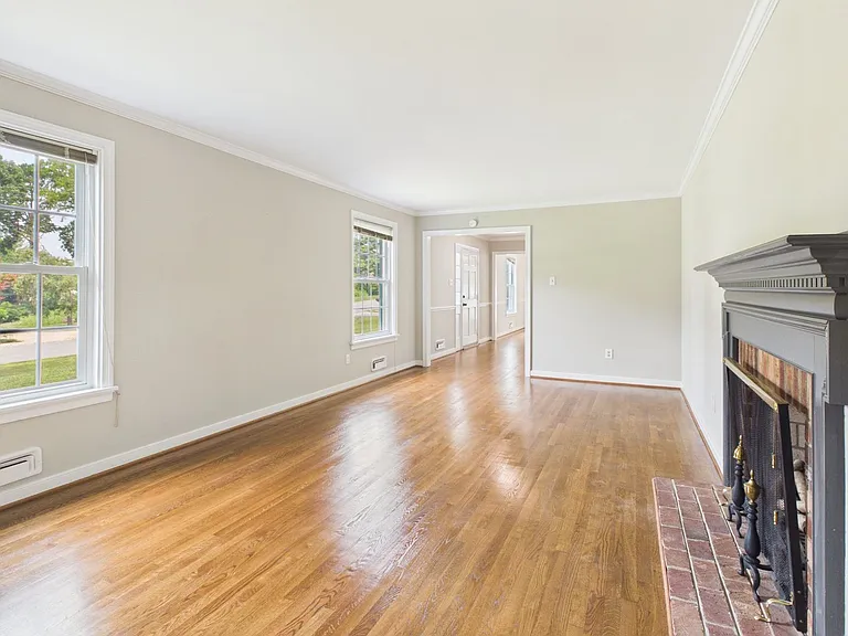 1519 Chauncey Ln — Photo 9