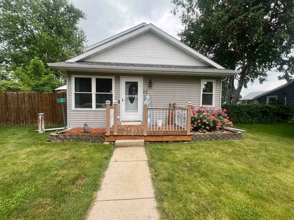 22 Sweet Briar Ln, Cambridge, WI 53523