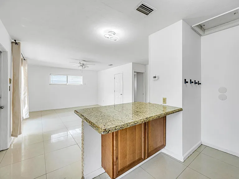 2107 NE 15th Ave — Photo 12