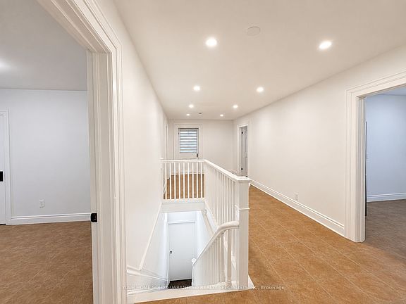 3rd image of 94 Wellington St E #2