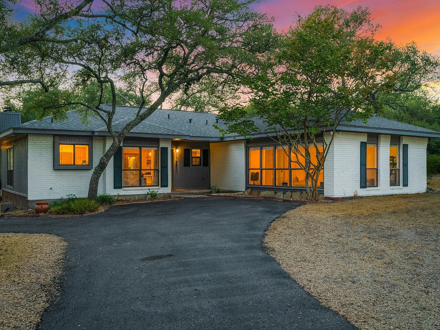 3 bed, 2.0 bath, 1950 sqft, $3,300 — Photo 2