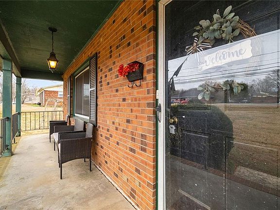 3rd image of 607 W Academy St