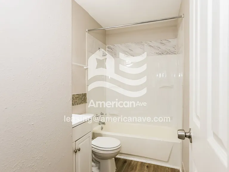 339555_014_bathroom_13649534.jpg