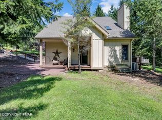 411 Hickory Dr, Tannersville, PA 18372