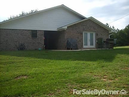 House Back
						:
						Back view shows a covered area.
We call this the breeze way.