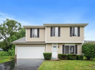 560 Springhill Cir, Naperville, IL 60563