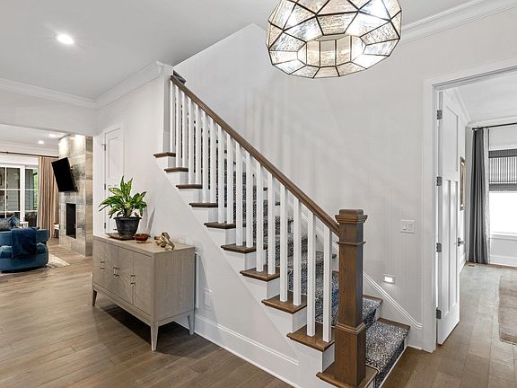 5th image of 24 Gardenview Ave