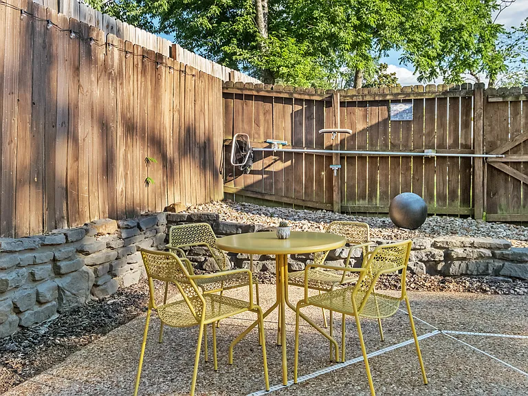 910 NW 8th St — Photo 38