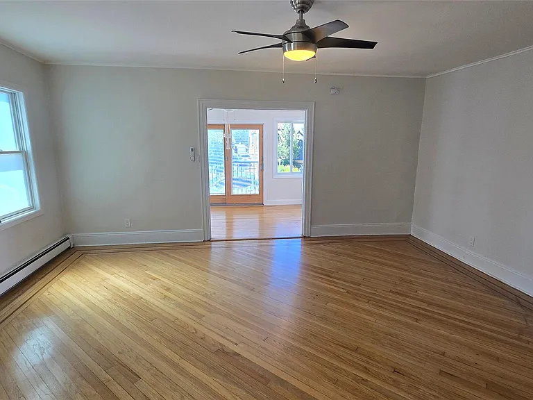 229 E Walnut St — Photo 2