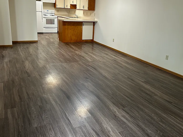 413 Hillcrest Dr SE — Photo 1
