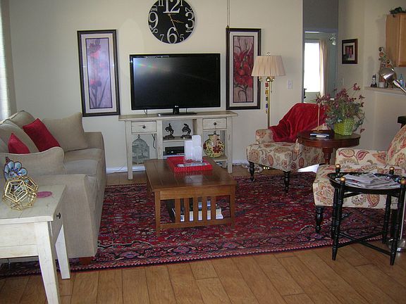 Living room.
Laminate floors