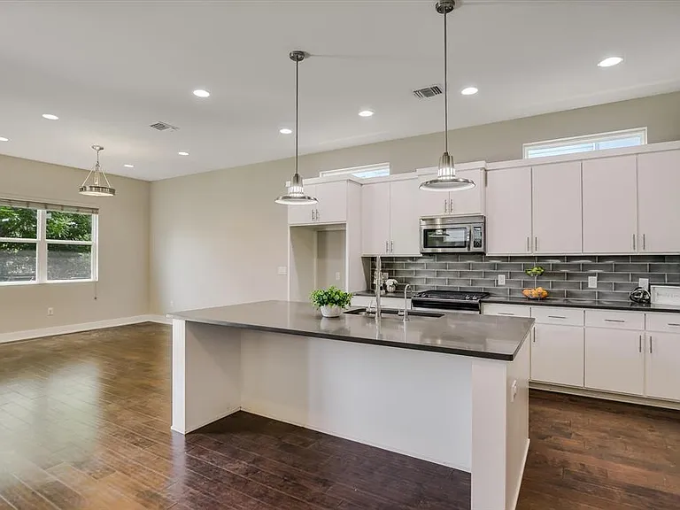 7125 Boyle Dr — Photo 2