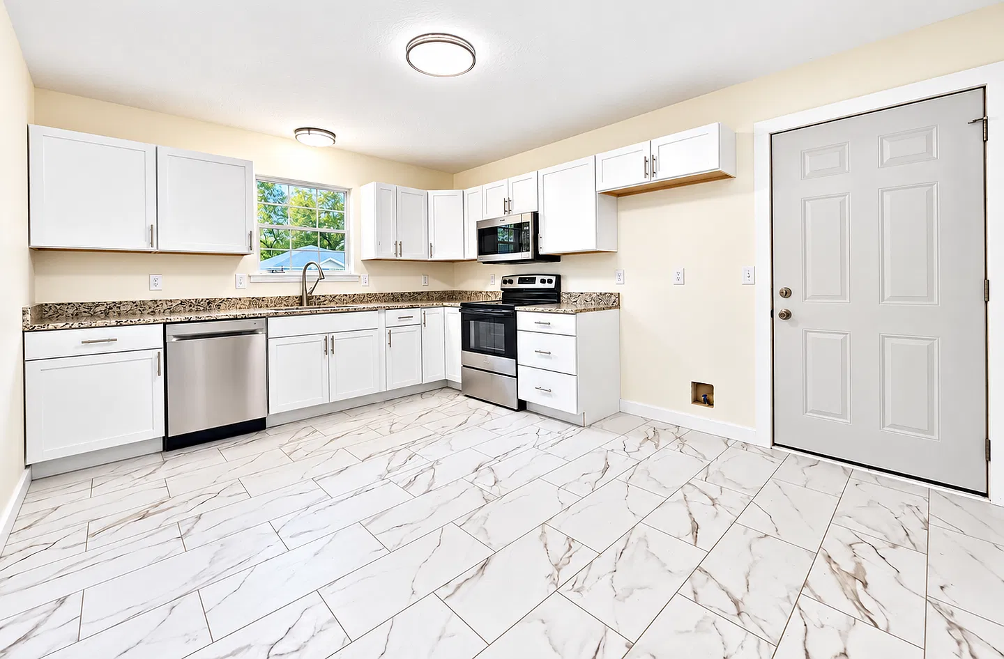 2 Bed | 2 Bath | 1 Car Garage Home! 1000 sqft located in Springfield! — Photo 3