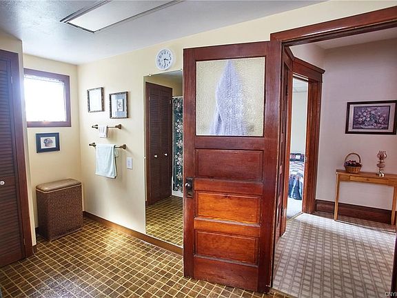 4th image of 104 W Irving St