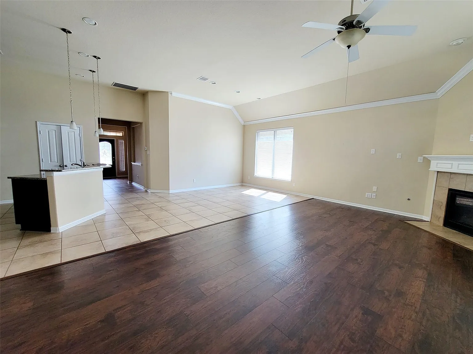 3 bed, 2.0 bath, 1711 sqft, $2,050 — Photo 4