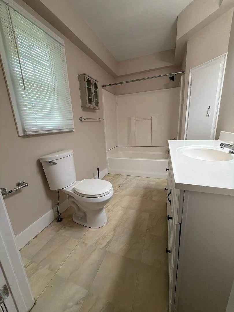 Available Now! 3 Bedroom 2 Bath — Photo 4