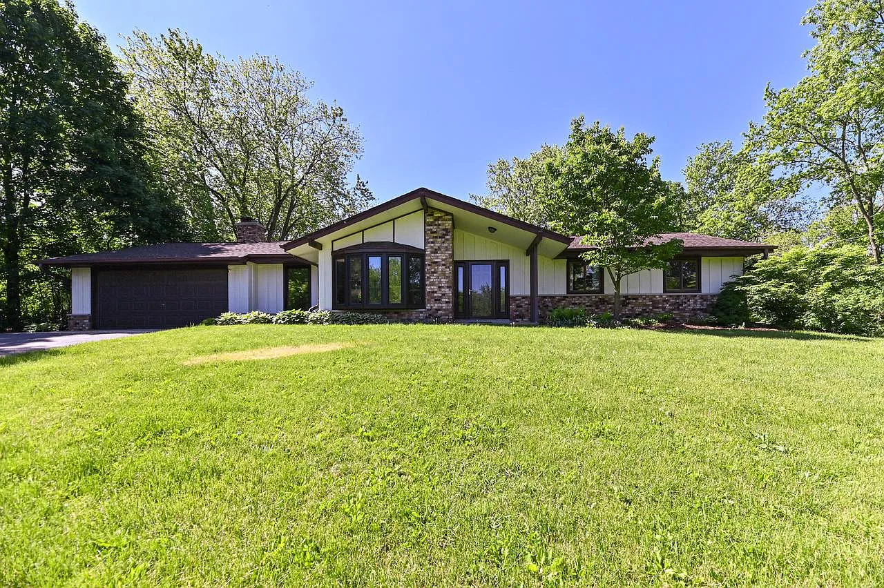 S37W26961 Genesee ROAD photo 1