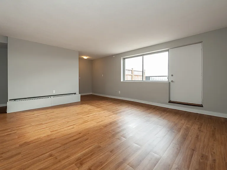 1161 Wellington St W — Photo 23